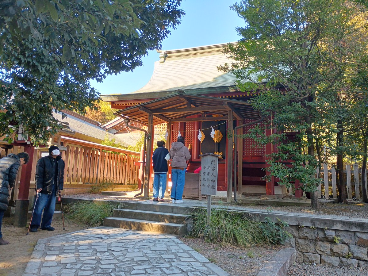 本殿の脇にある門客人神社。
私は氷川神社に来るとここに必ず参拝する。
津軽にあったアラハバキ王国の王を祀ったもの。太宰を大宮に連れてきたのはこの神だと思っている。元々氷川神社はこの神が本殿にいたのだ。