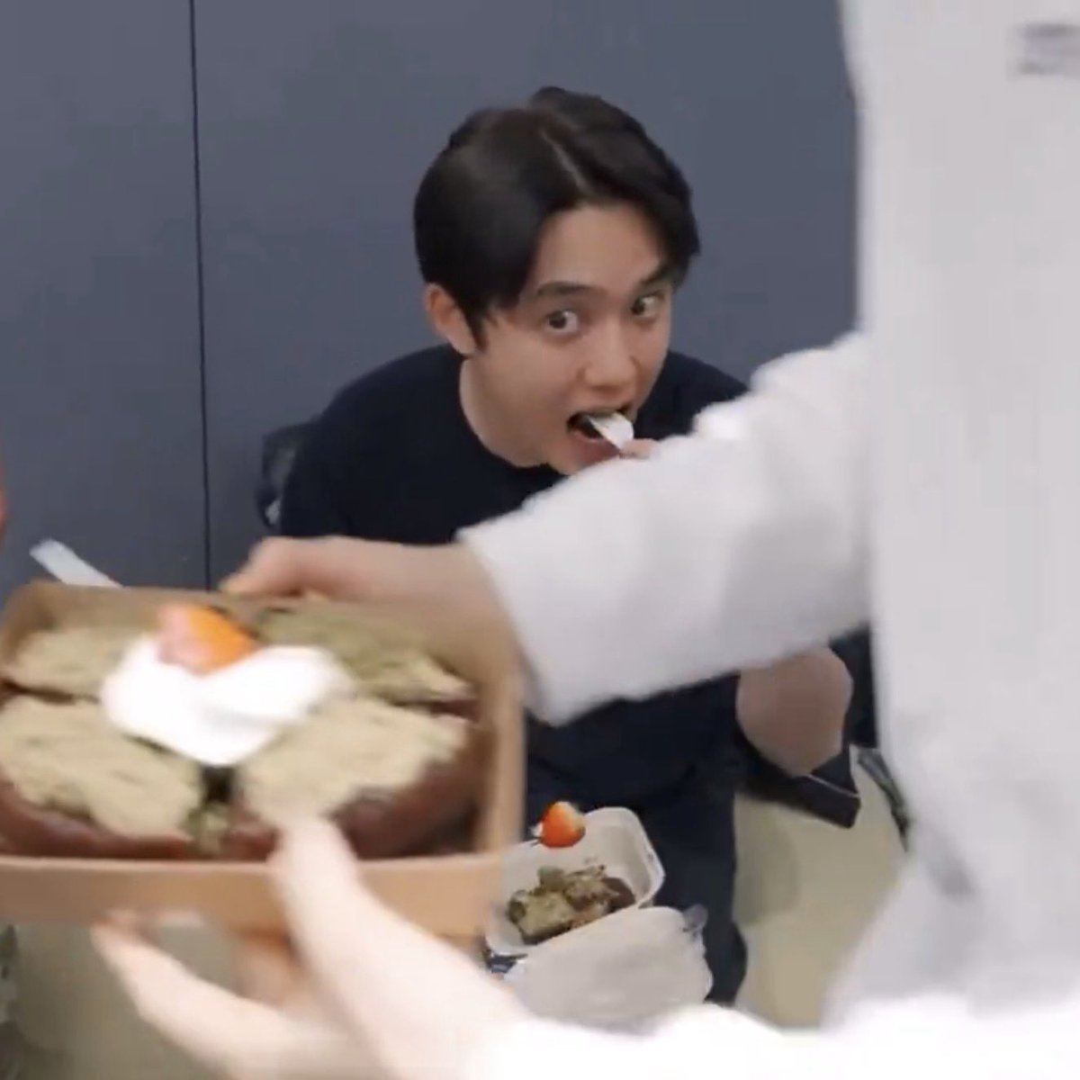 화제의 “ 그것 ”

🧇 카몽 두쫀와 🧇
드디어 영접 ... , 

후기: 왜 디오가 와플에 시선을 뺏겼는지 알았다