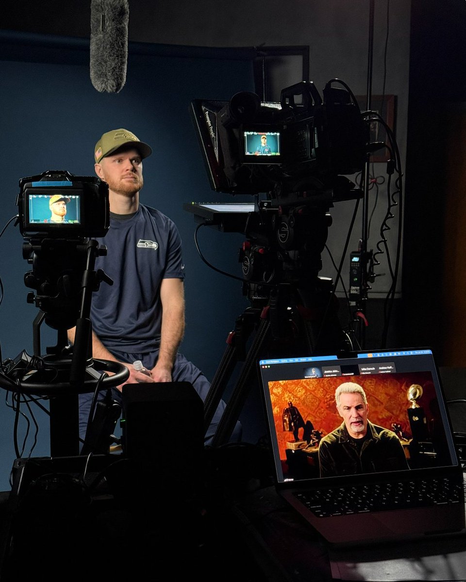 Behind the scenes. 🎬