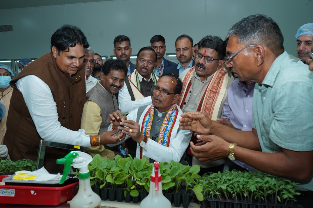 DurgDist's tweet image. केंद्रीय कृषि एवं किसान कल्याण मंत्री श्री शिवराज सिंह चौहान का दुर्ग जिले के ग्राम गिरहोला एवं खपरी का दौरा।

खेत भ्रमण, वृक्षारोपण एवं किसान संवाद के माध्यम से आधुनिक कृषि, बागवानी, डिजिटल व ड्रोन तकनीक को मिला नया प्रोत्साहन।

#kisan #digitalfarming #durg