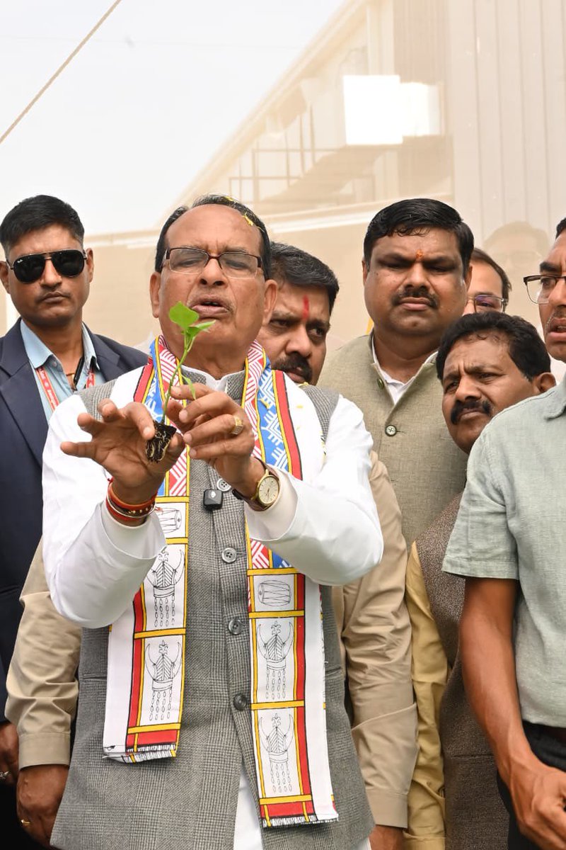 DurgDist's tweet image. केंद्रीय कृषि एवं किसान कल्याण मंत्री श्री शिवराज सिंह चौहान का दुर्ग जिले के ग्राम गिरहोला एवं खपरी का दौरा।

खेत भ्रमण, वृक्षारोपण एवं किसान संवाद के माध्यम से आधुनिक कृषि, बागवानी, डिजिटल व ड्रोन तकनीक को मिला नया प्रोत्साहन।

#kisan #digitalfarming #durg