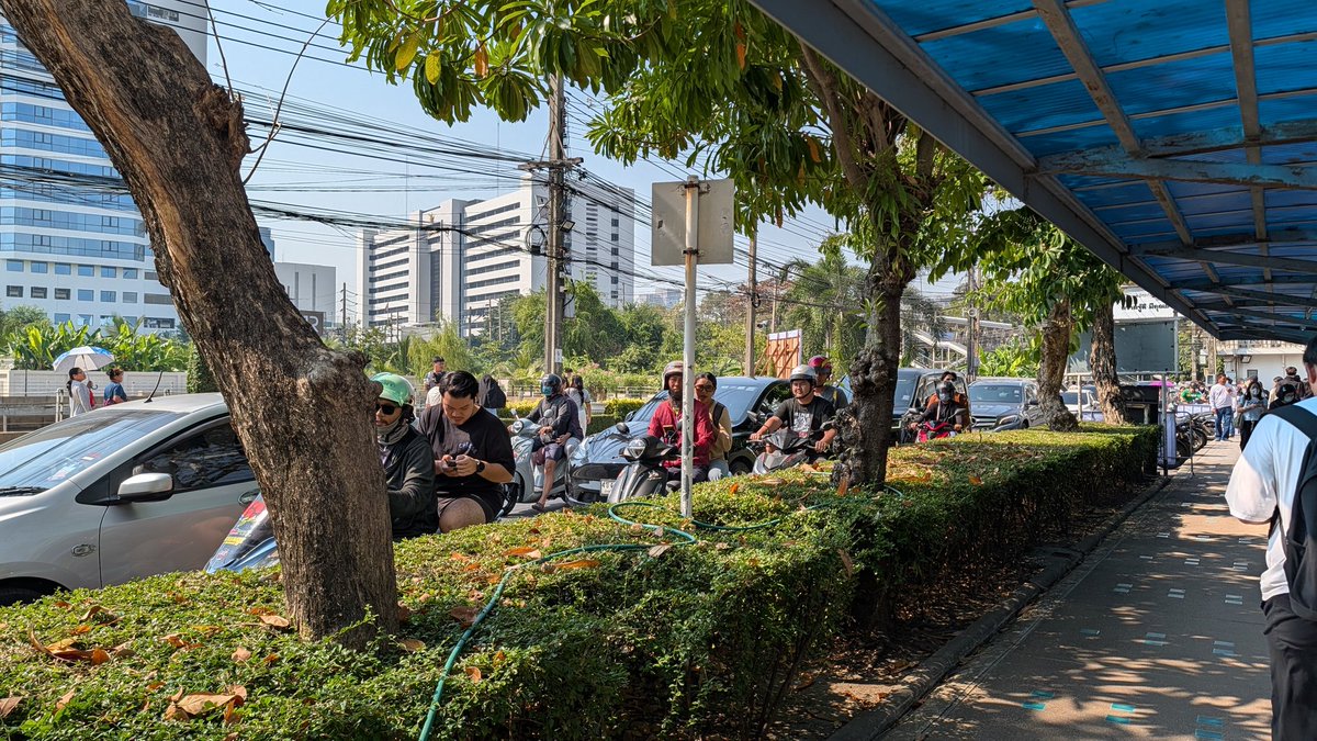 yoyodalis's tweet photo. #เลือกตั้งล่วงหน้านอกเขต  ม. จันทรเกษม ประชาชนมากันคึกคัก ทางเข้ามหาวิทยาลัยรถหนาแน่น  แนะนำจอดรถข้างนอกมหาลัย แล้วเดินเข้ามา @js100radio @fm91trafficpro https://t.co/9jkgYyXAyg