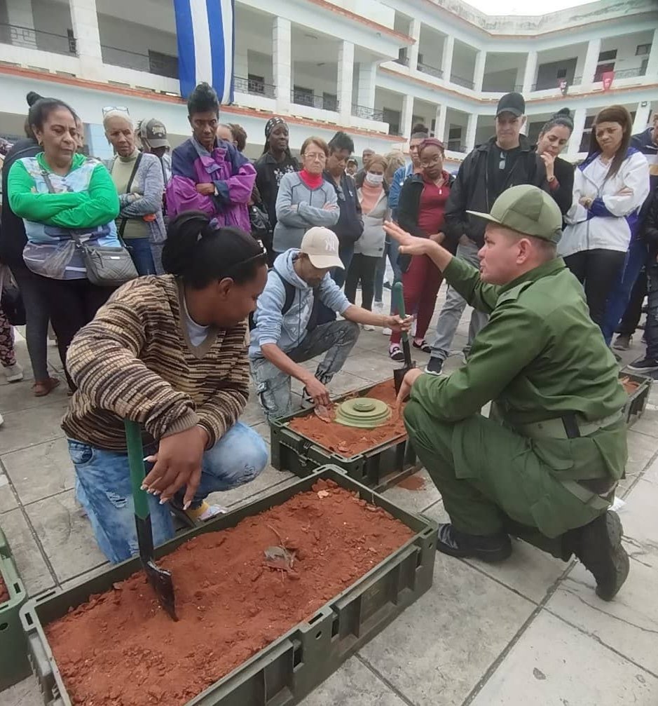 ‼️En el marco del Día Nacional de la Defensa,se realizaron los EDTZD en diferentes municipios del territorio del Ejército. En estos ejercicios se llevo a cabo la preparación de la población en la instalación de minas antipersonales y antitanques.
#PuebloUniformado  #CubaEstaFirme