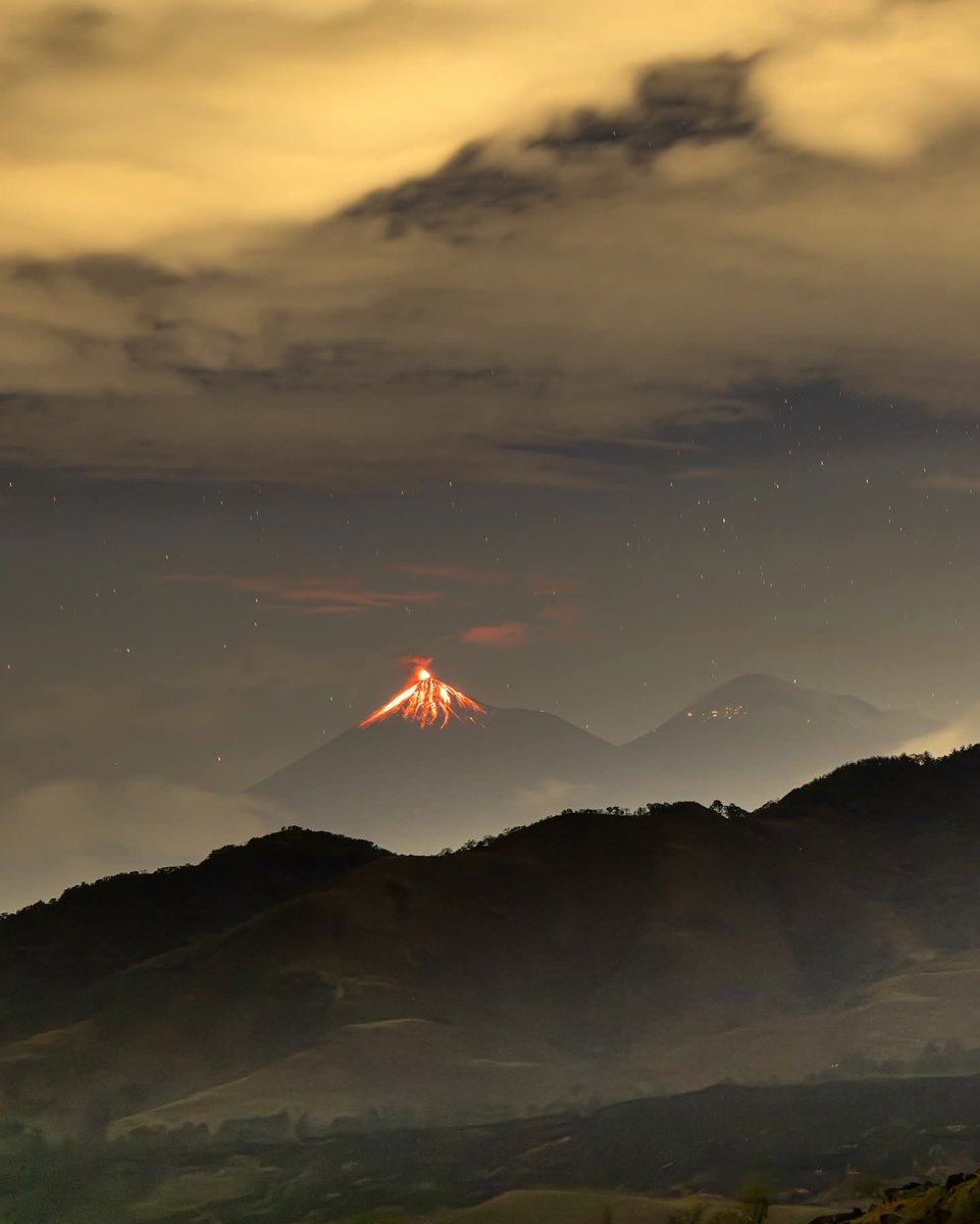 ClimaenGuate's tweet photo. Volcán de Fuego sigue dando poderosas explosiones y fuertes retumbos sensibles en varios sectores. https://t.co/5WPF5eHUzu