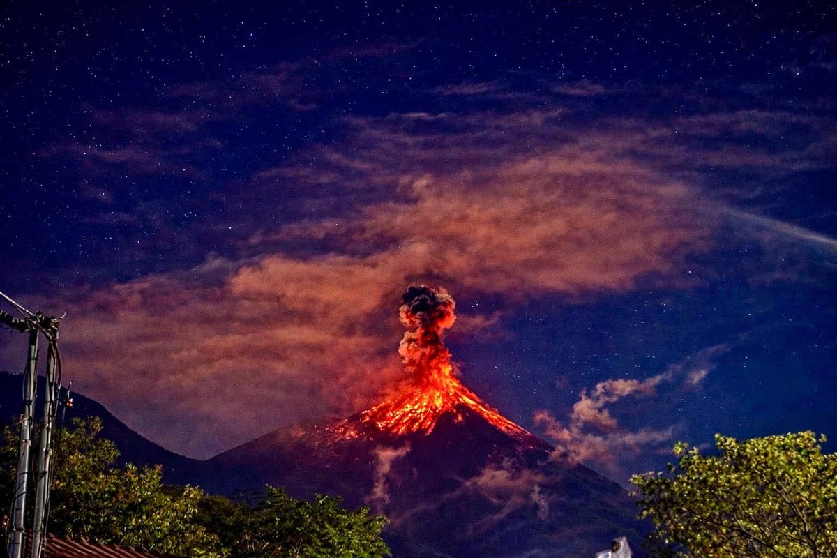ClimaenGuate's tweet photo. Volcán de Fuego sigue dando poderosas explosiones y fuertes retumbos sensibles en varios sectores. https://t.co/5WPF5eHUzu