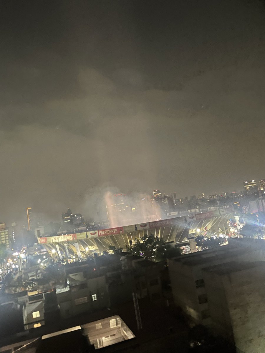 Sergio_ruob's tweet photo. La #PlazaMéxico contaminando con cuetes.

Todo con la venia de @LuisMendozaBJ 

#CartelDeLosConciertos https://t.co/m5XX4fcOrG