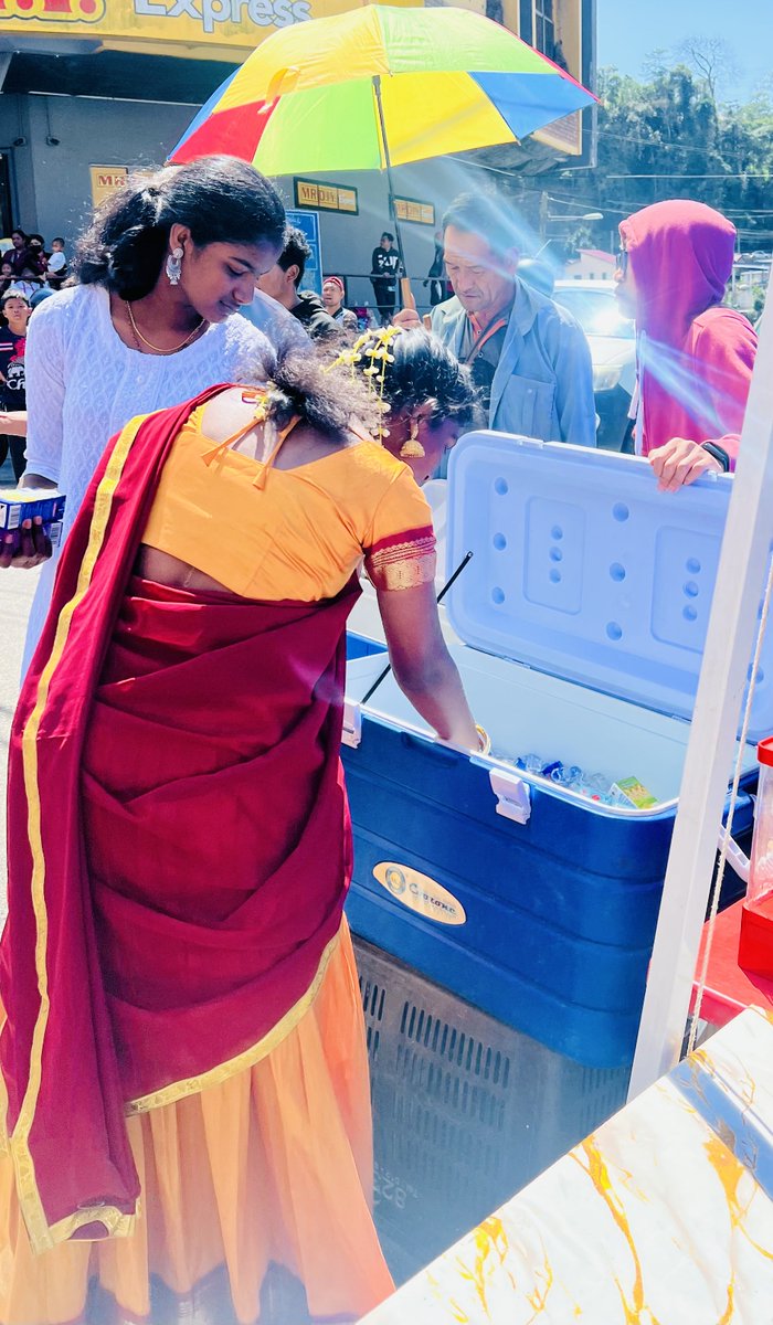 bestchannel225's tweet photo. #Thaipusam
#CameronHighlands
#Ringlet
May God Bless you🙏
Terima kasih banyak kepada (2) lelaki yang berpayung “ bagi air minuman percuma “ kepada warga Thaipusam🙏 https://t.co/B9FGZdxSO8