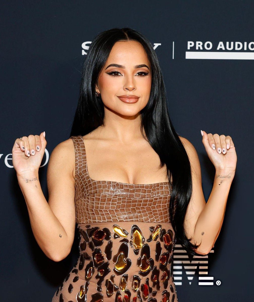 giovancreano11's tweet photo. Love her nails #beckyg https://t.co/98yTpEDX7n