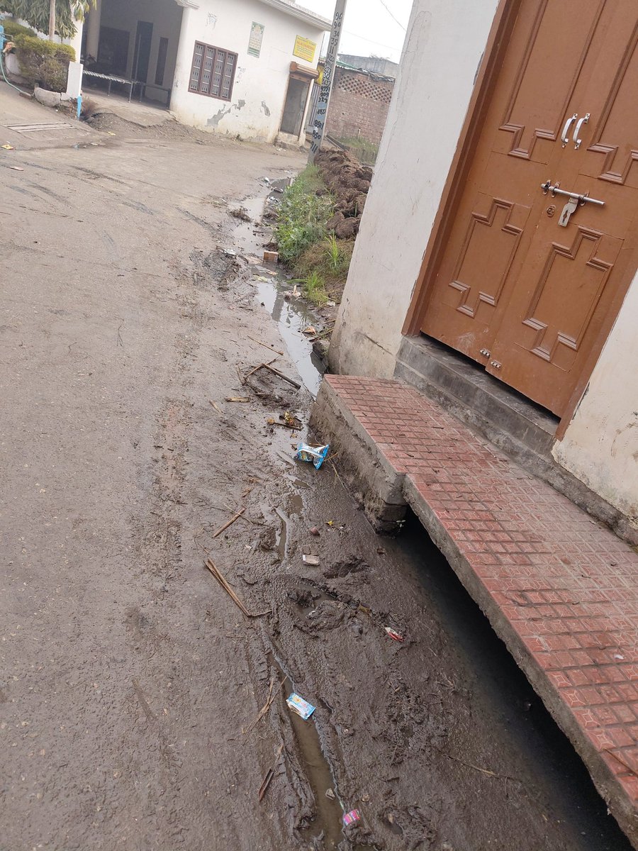 CSC41663709's tweet photo. सरसावा ब्लाक के गाँव वाजिदपुर में जो मुख्य रास्ता सरकारी स्कूल को जाता है उस पर कभी सफाई कर्मी अपनी मनमानी करता हुआ कभी भी सफाई नहीं करता है अगर कोई भी ग्रामीण सफाई करने को कहता है तो वह अपना मनमानी दिखता हैं यह रास्ता नालियो के गंदे जल से भरा रहता है संक्रामक रोग फैल रहे है https://t.co/3njdZanrF8