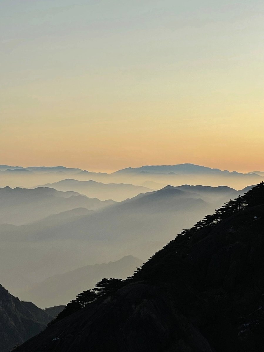 dingdong_2008's tweet photo. 黄山鳌鱼峰的清晨🌞 https://t.co/CJsaHsHZvg