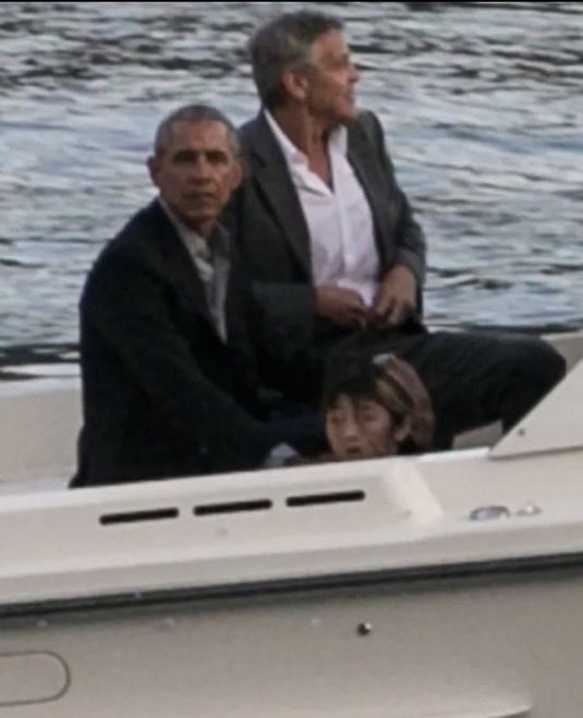 ecekosesi's tweet image. bu fotograf da AI degil.
Obama- George Clooney ve 9 yasinda bir kiz cocugu.