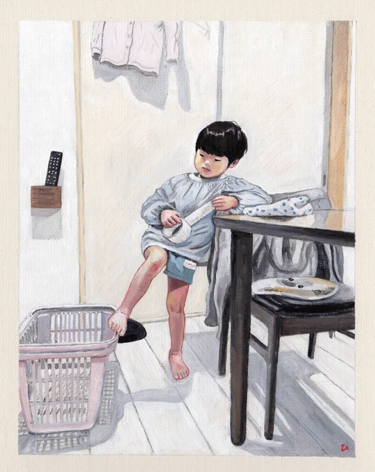 2月になってしまいました。3年前の2月に描いた絵。 「ぼく きょう ようちえん いかない」 (ランドリーバスケットに片足のせて養生テープを弄ぶ息子) 息子は小学生になったので、かわいいスモック姿はもう見ることができませんが、今日も寒いのに、絵の頃と同じように裸足。変わらないこともある。