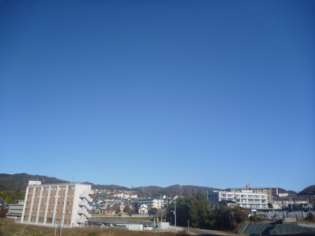 【2026年02月01日09時の空】日立市役所は、快晴です。今日は、冬型の気圧配置となるため、乾燥した晴れの天気となる見込みです（市役所での最高気温１０℃）。明日は、晴れ時々曇りの予想です(最低気温マイナス１℃、最高気温１１℃）。#日立市天気