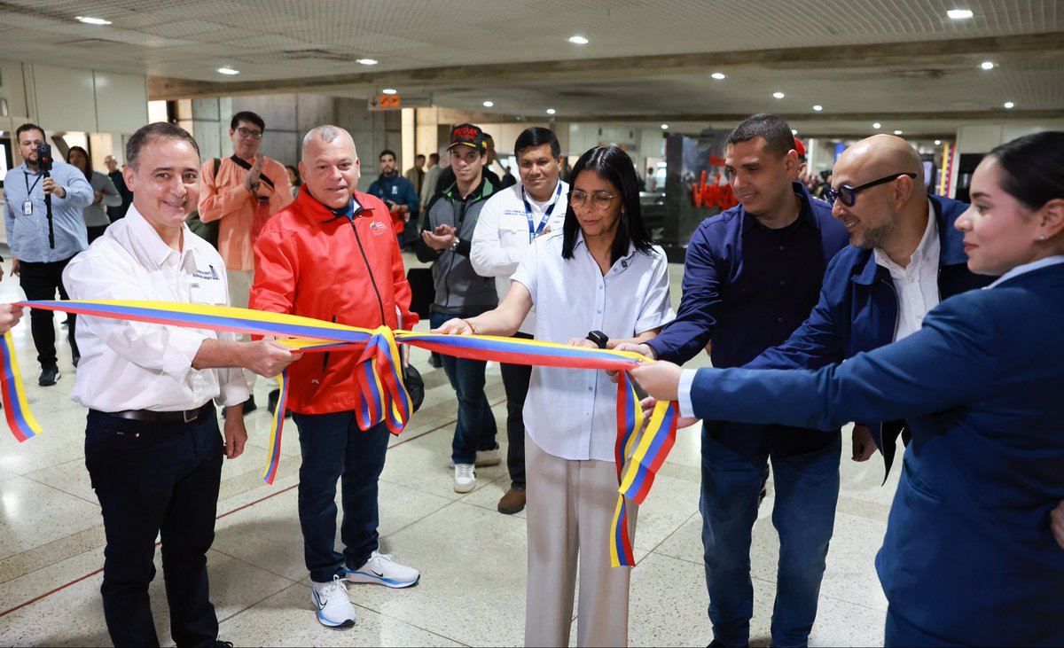 Presidenta (E) Delcy Rodríguez supervisó obras de infraestructura del Aeropuerto Internacional Simón Bolívar

La presidenta encargada de la República, Delcy Rodríguez, llevó a cabo este sábado 31 de enero una inspección de las obras de infraestructura en las instalaciones del