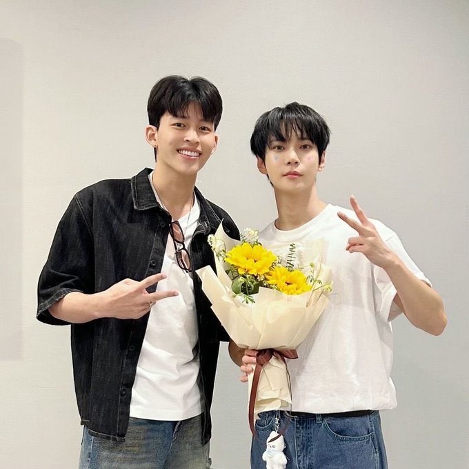 ปอนด์กับพี่โดยองเกิดวันเดียวกันเลย happy birthday ทั้งคู่เลยนะคับ ตัวพ่อ 1feb boy มาก
#Happy25thPondDay 
#2월의_맨처음첫장_도영이의_날 
#Doyoung30ToEternity
#ppnaravit