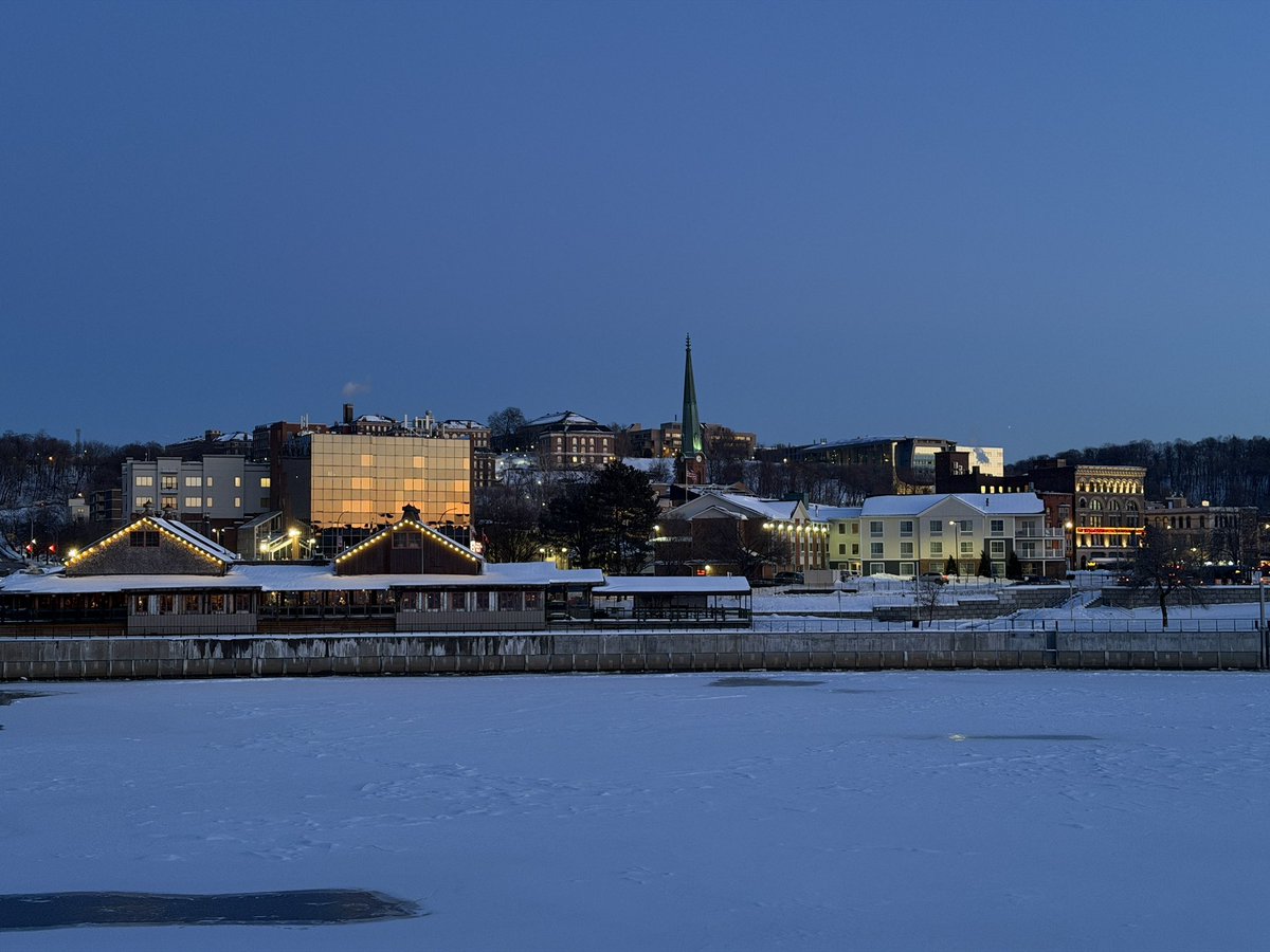glenstweets's tweet photo. Cold winter nights in Troy, NY ❄️❄️ https://t.co/npnjCNV8BK