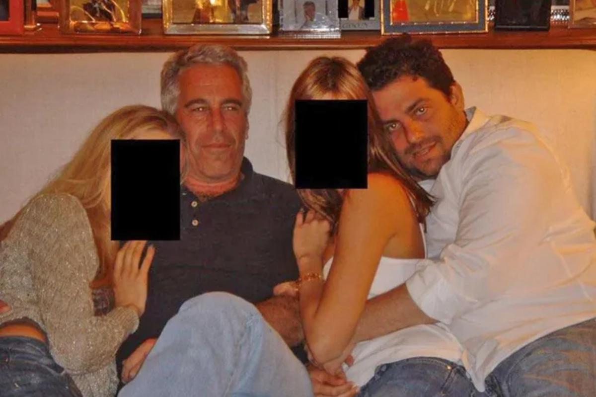 Brett Ratner – director of ‘Melania’ – embraces woman on couch next to Jeffrey Epstein in DOJ photo dump nypost.com/2026/01/31/us-…