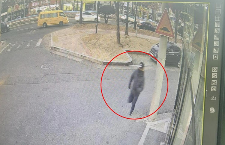 경북 구미 인동에서 한 남성이
출근길 버스정류장에서 
담배에 얼굴 찌푸렸다고
출근길 여성에게 10분간 폭행😡
치아 4개 파절, 전치 5주ㅠ

이게 말이 되나요?? 💦

이건 다툼이 아니라
묻지마 중범죄입니다.
강력 처벌돼야 합니다.