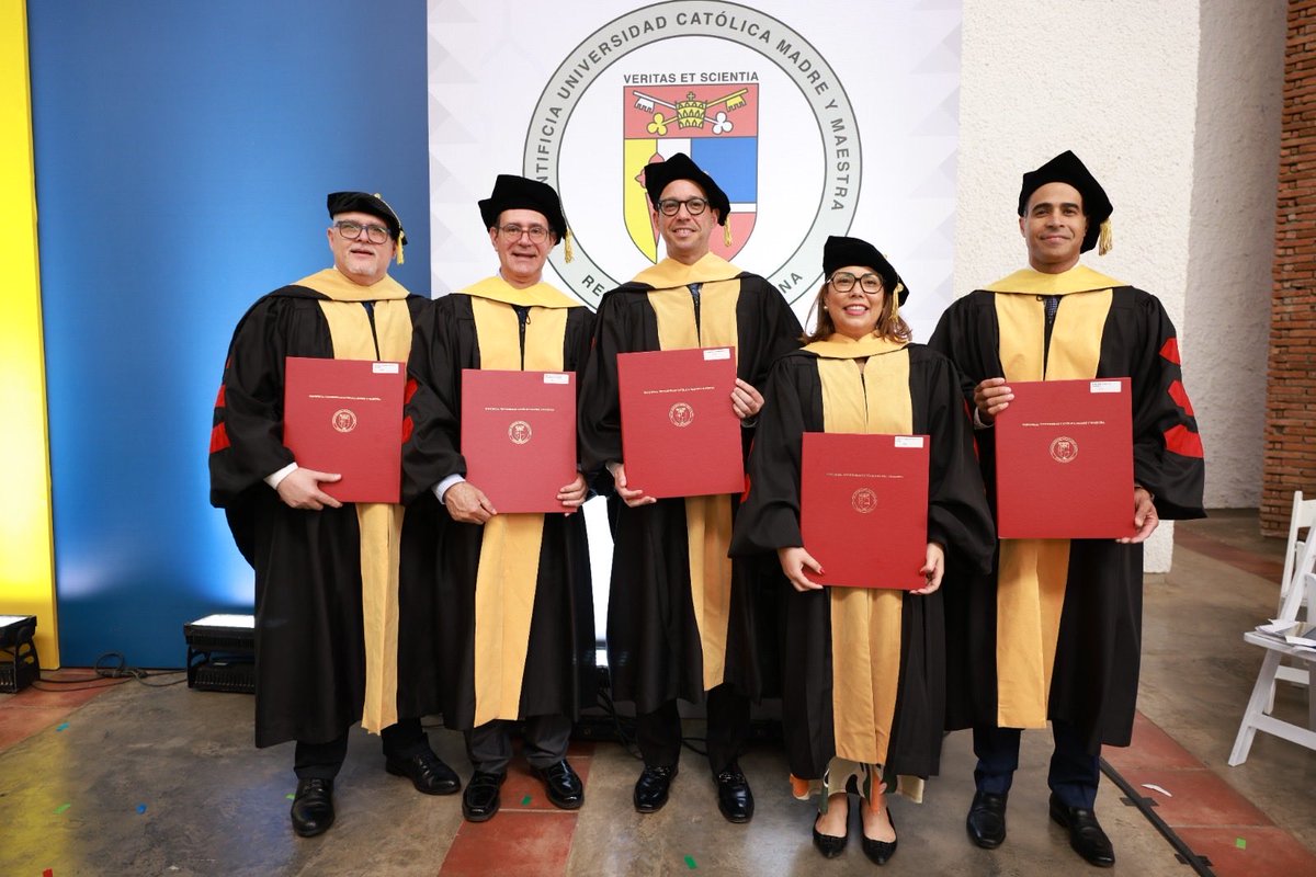 CLMartinezCoss's tweet photo. muchísimas felicidades a los nuevos 1273 profesionales de la #113GRADSTI De la #PUCMM en especial a mis ex alumnos que hoy son licenciados en derecho, así como a mis compañeros nuevos doctores en derecho @josedantesd @sariasarzeno @SigmundFreund y julio M Castaños. https://t.co/BhrYaHQesN