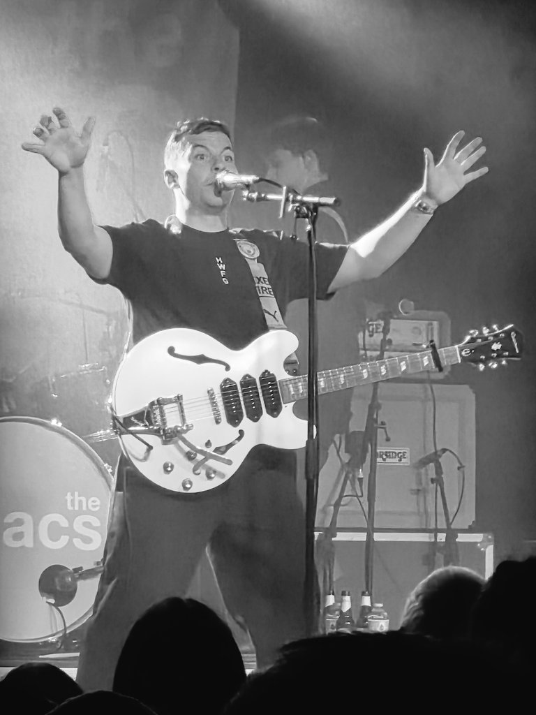 streboR_13's tweet photo. @TheLilacsUk absolute geezers, what a gig. 
#fuckyoucancer https://t.co/nTMMX7d8Y3