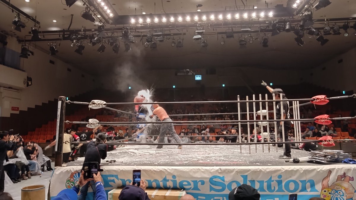frenzy_nova's tweet photo. 蛍光灯タワーで激打！
今回は蛍光灯200本
#bjw 
#菊田杉浦防衛 
#蛍光灯デスマッチ https://t.co/2ohZ8jgF5c