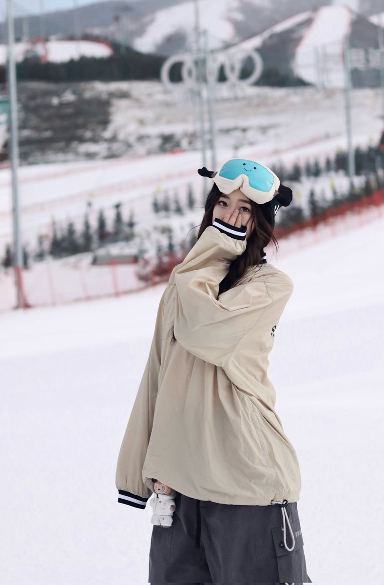 zox89300's tweet photo. 狗奴小白第二次肛塞滑雪
这次肚子里留了500ml灌肠液。为了山上一天不漏出来带的10cm的肛塞。在家常带但第一次带这么大的出门，刚开始还��皮不同意，反手驷马绑好拿趾铐固定好脚趾，皮带对着敏感足底一顿抽就老实了。上山后刚开始还不太适应蹑手蹑脚滑的连滚带爬，过一会就适应，真不愧是极品狗奴。 https://t.co/LZxJGhkxMl