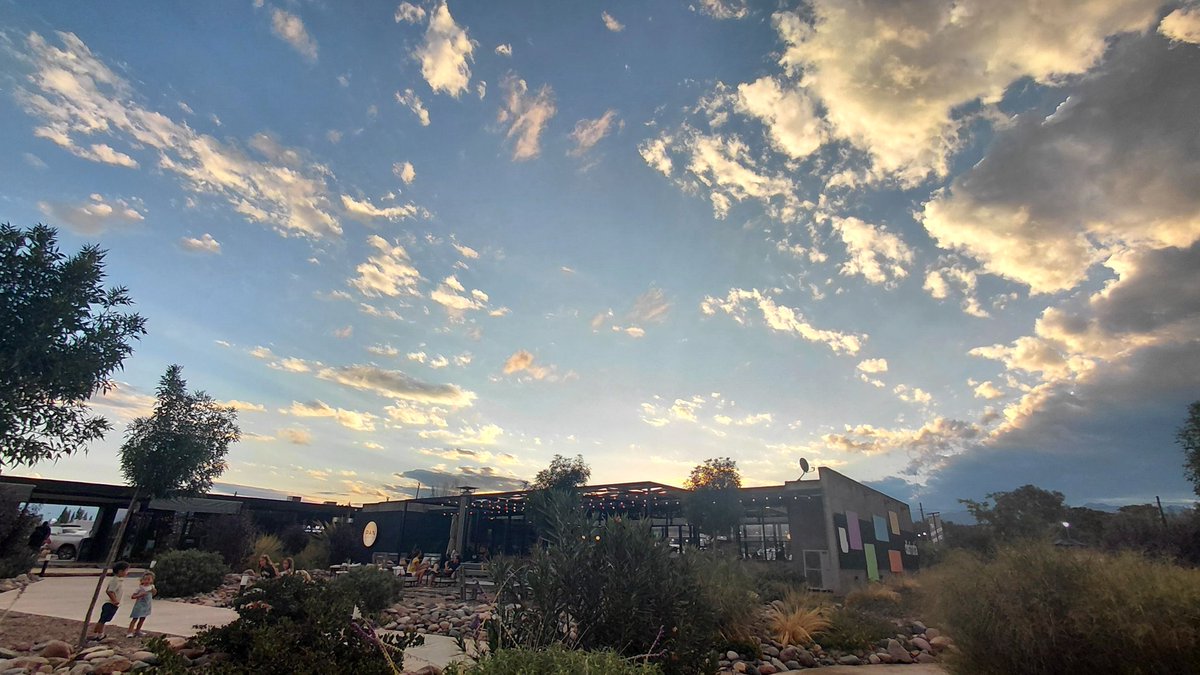 Tengo una sola adicción y es sacarle fotos al cielo. Ayer, Chacras de Coria, el Beverly Hills mendocino