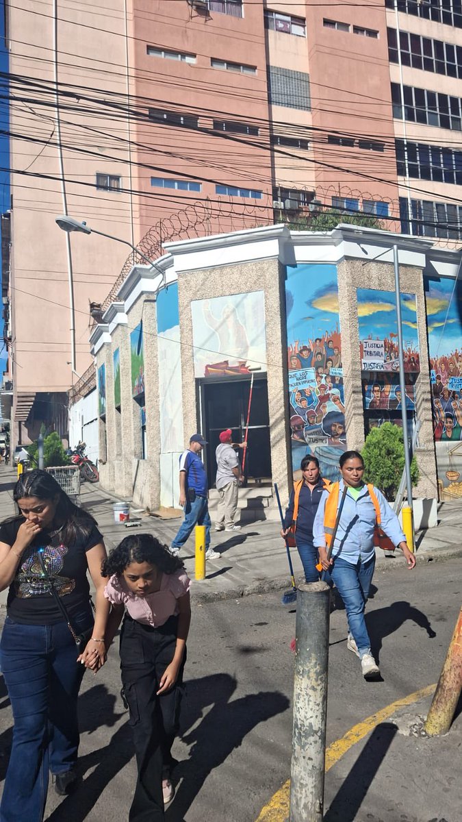 El partido Nacional mandó a borrar a Bertha, los poemas de Froylan Turcios, las imágenes de la huelga bananera.

¿Por qué?

Por qué a Bertha la mataron los socios del Partido Nacional.
Froylan Turcios, siempre se opuso a la intervención gringa y defendió la soberanía.
La huelga