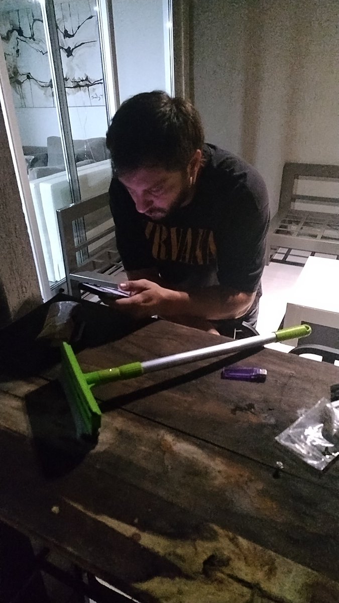 este loquito me quiso afanar mi maquina de acortar las patillas brAun en Vicente Zapata y costanera denuncien esta descontrolado y dice que te limpia el vidrio por un cachipum