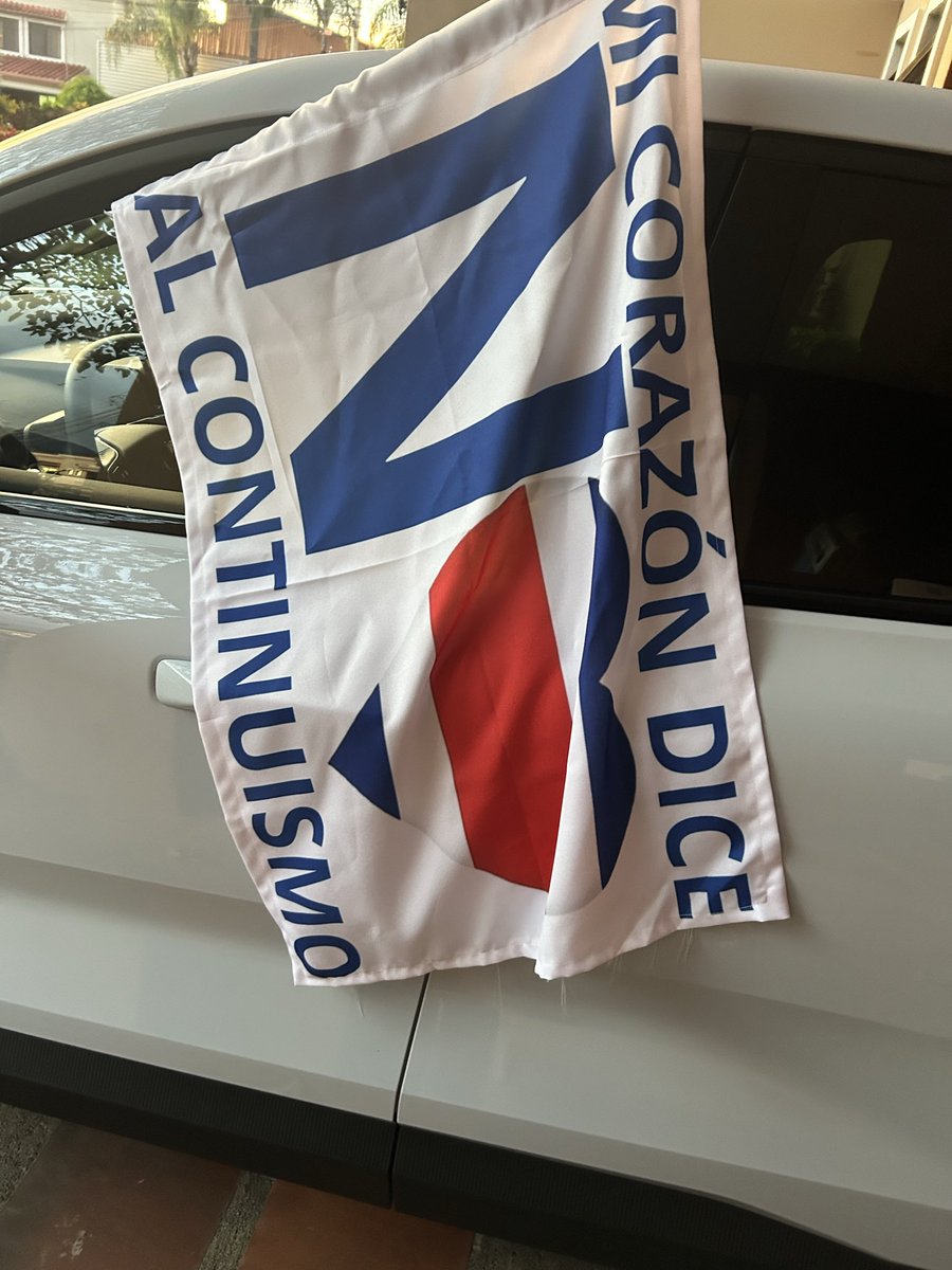 Tengo mi bandera!!! Viva la democracia, viva Costa Rica 🇨🇷