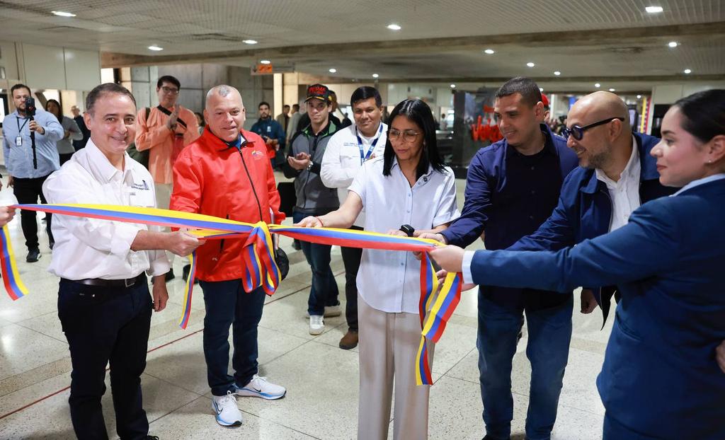 Presidenta (E) Delcy Rodríguez supervisó obras de infraestructura del Aeropuerto Internacional Simón Bolívar

La presidenta encargada de la República, Delcy Rodríguez, llevó a cabo este sábado 31 de enero una inspección de las obras de infraestructura en las instalaciones del