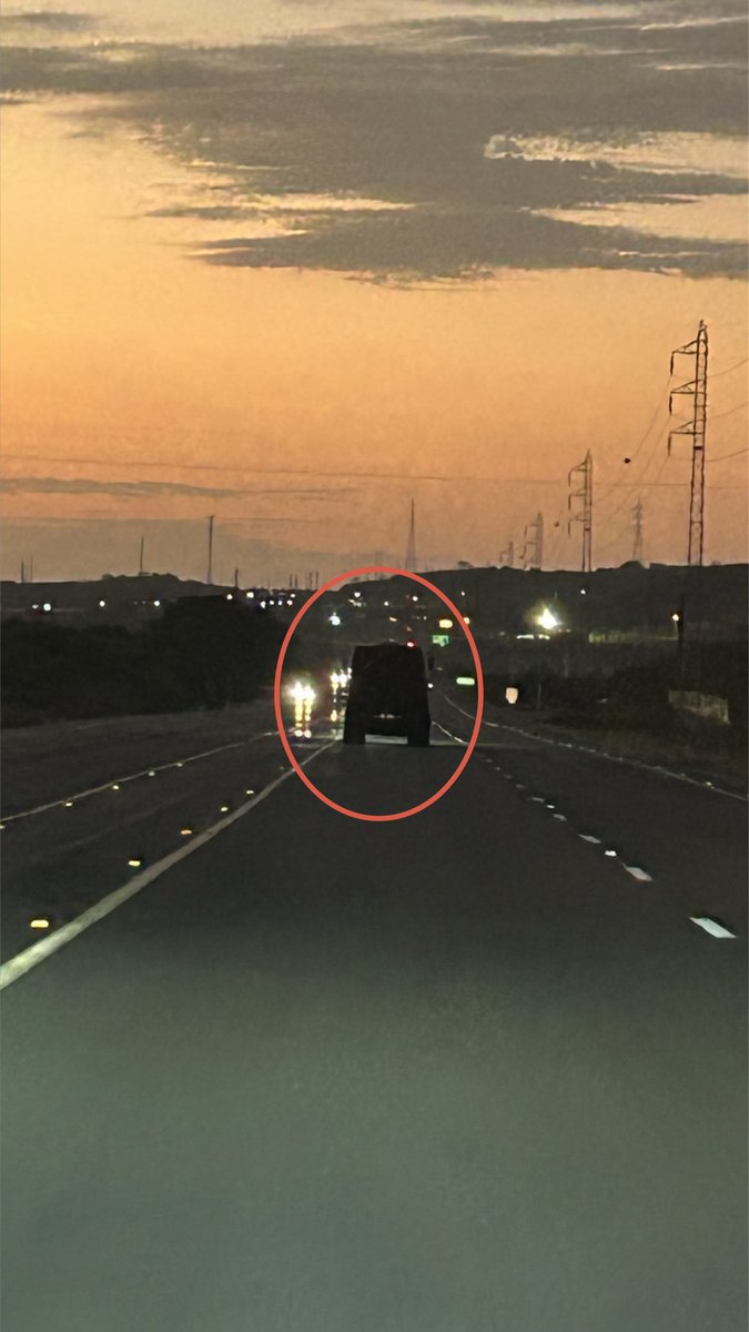 FerreroChechi's tweet photo. Cerca de Sta Elena:
 • “Un camión sin luz posterior” •

A la distancia pasa desapercibido….
de noche sería una desgracia…

•QUIEN controla la seguridad vial?!
•HASTA CUÁNDO carreteras SIN ILUMINACIÓN ?!!!!
@ant @RobertoLuqueN https://t.co/7LqlZgWRqg