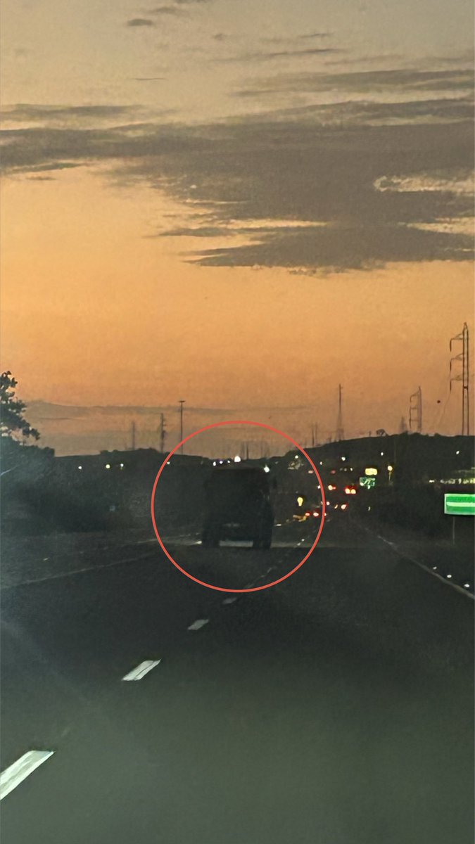 FerreroChechi's tweet photo. Cerca de Sta Elena:
 • “Un camión sin luz posterior” •

A la distancia pasa desapercibido….
de noche sería una desgracia…

•QUIEN controla la seguridad vial?!
•HASTA CUÁNDO carreteras SIN ILUMINACIÓN ?!!!!
@ant @RobertoLuqueN https://t.co/7LqlZgWRqg