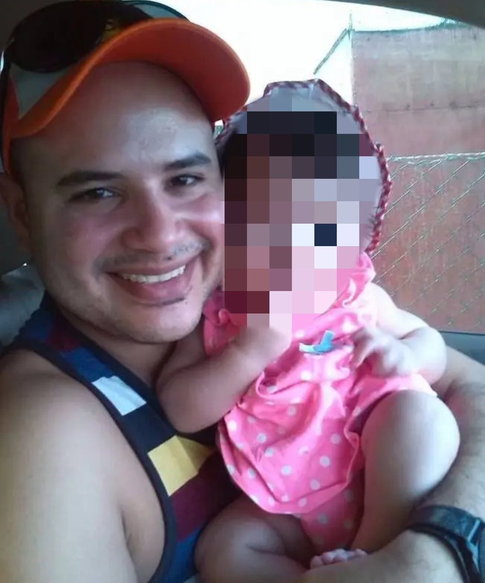 ¡Atención! Se los presento, se llama Vladimir Enrique Angel Aguilera, este era el fiscal principal de la fiscalía 38 con competencia Nacional. Este delincuente, fue destituido y es el que llevaba cientos de causas políticas incluyendo la mía. ¡Ahora me toca a mí meterme contigo!