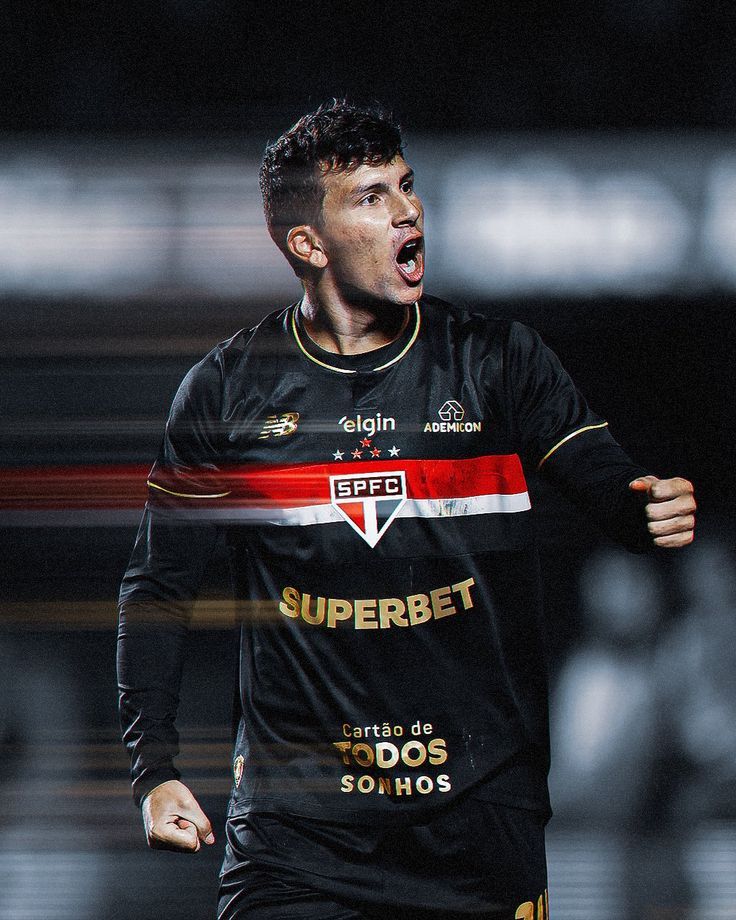 ⚽️⚽️ Corinthians 
⚽️ Palmeiras
⚽️ Santos

O cara pode ser limitado, mas tem uma estrela ABSURDA!! 

Tudo isso em menos de 1 ano com a camisa tricolor...