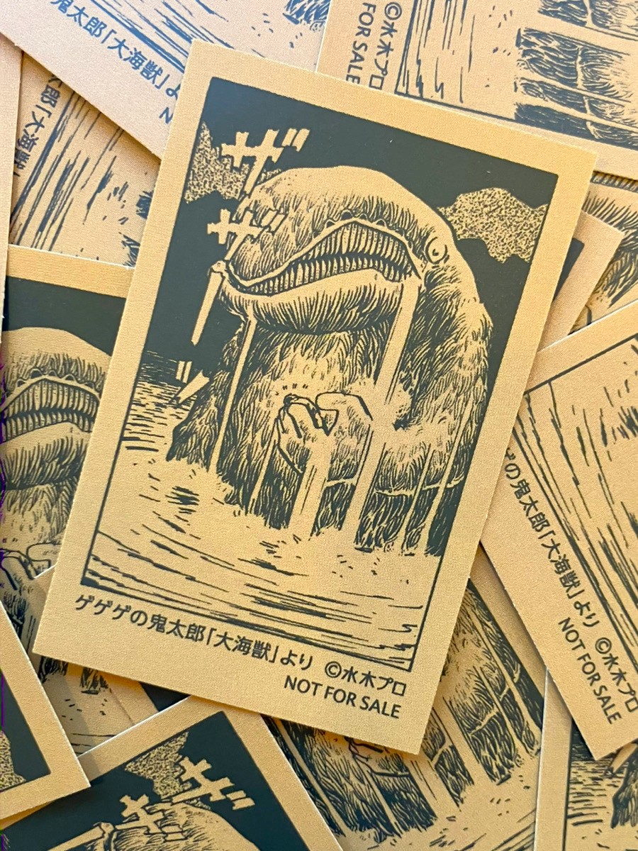 2/6(金)より販売開始！
\\✨👻大海獣パフェ👻✨//

ゲゲゲの鬼太郎
大海獣をイメージした
チョコレートパフェ🍨❣

尻尾はクジラの形だよ🐳

ご注文いただくと...
限定ステッカーGET✅

▼企画詳細はこちら▼
kitaro-chaya.jp/diary/214763