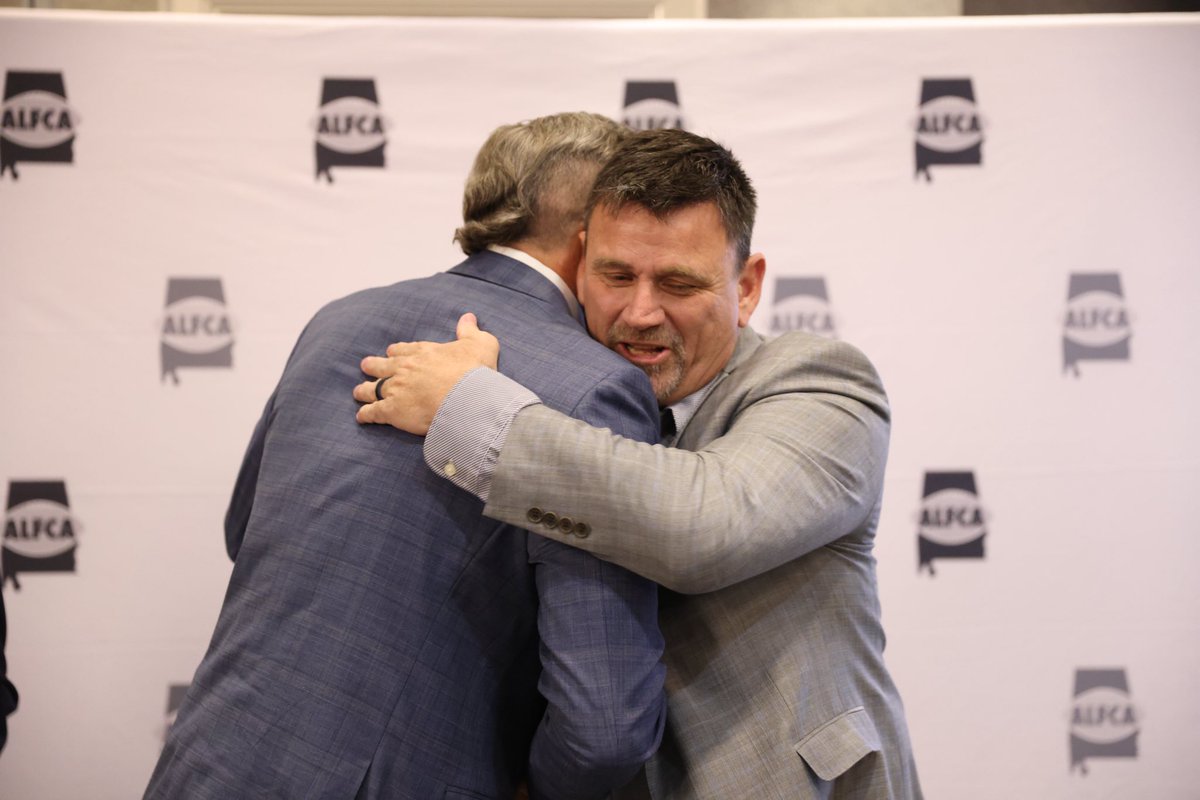 Congratulations to our OC Will Wagnon <a href="/CoachWagnon/">Will Wagnon</a>
 on winning ALFCA <a href="/ALFCA_/">ALFCA</a> 7A Assistant Coach of the Year. Blessed to have him with us. 💙🐅

#BlueCollarMentality