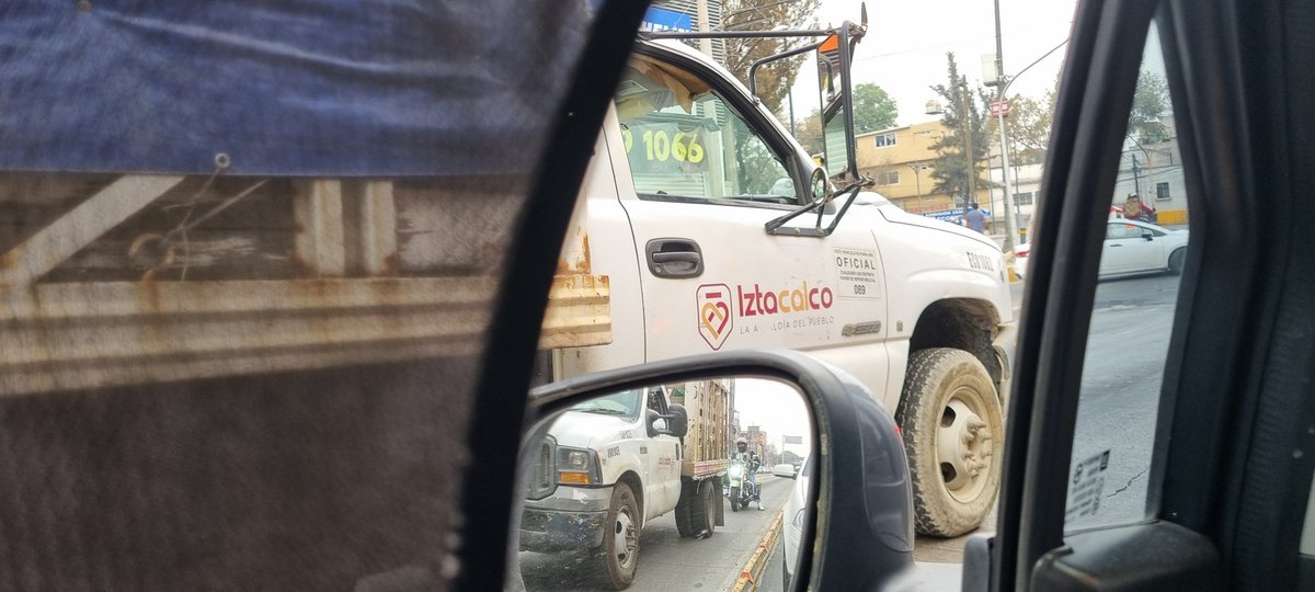 KUKO32's tweet photo. @IztacalcoAl @LaSEMOVI @SSC_CDMX @UCS_GCDMX @MetrobusCDMX  ellos si pueden circular por el carril del metrobus? https://t.co/IfClUcjHjr