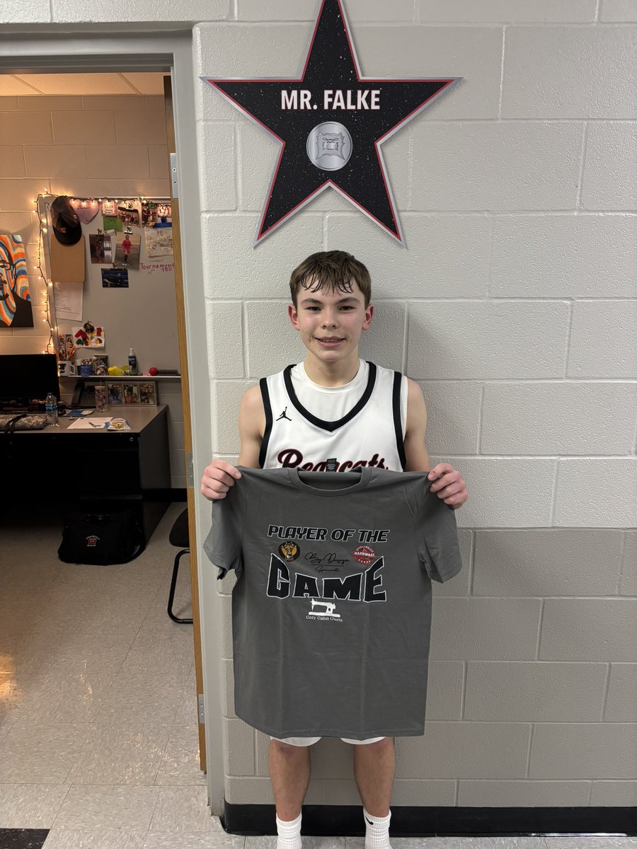 Zsports3Radio's tweet photo. Landon Kahle has been long overdue for a T-Shirt! His consistent hustle led him to be tonight’s Spencerville Hardware Cozy Cabin Quilts By Design Player of the Game! Spencerville takes down New Knoxville tonight 62-44. #ZS3 https://t.co/drfDwdSud4