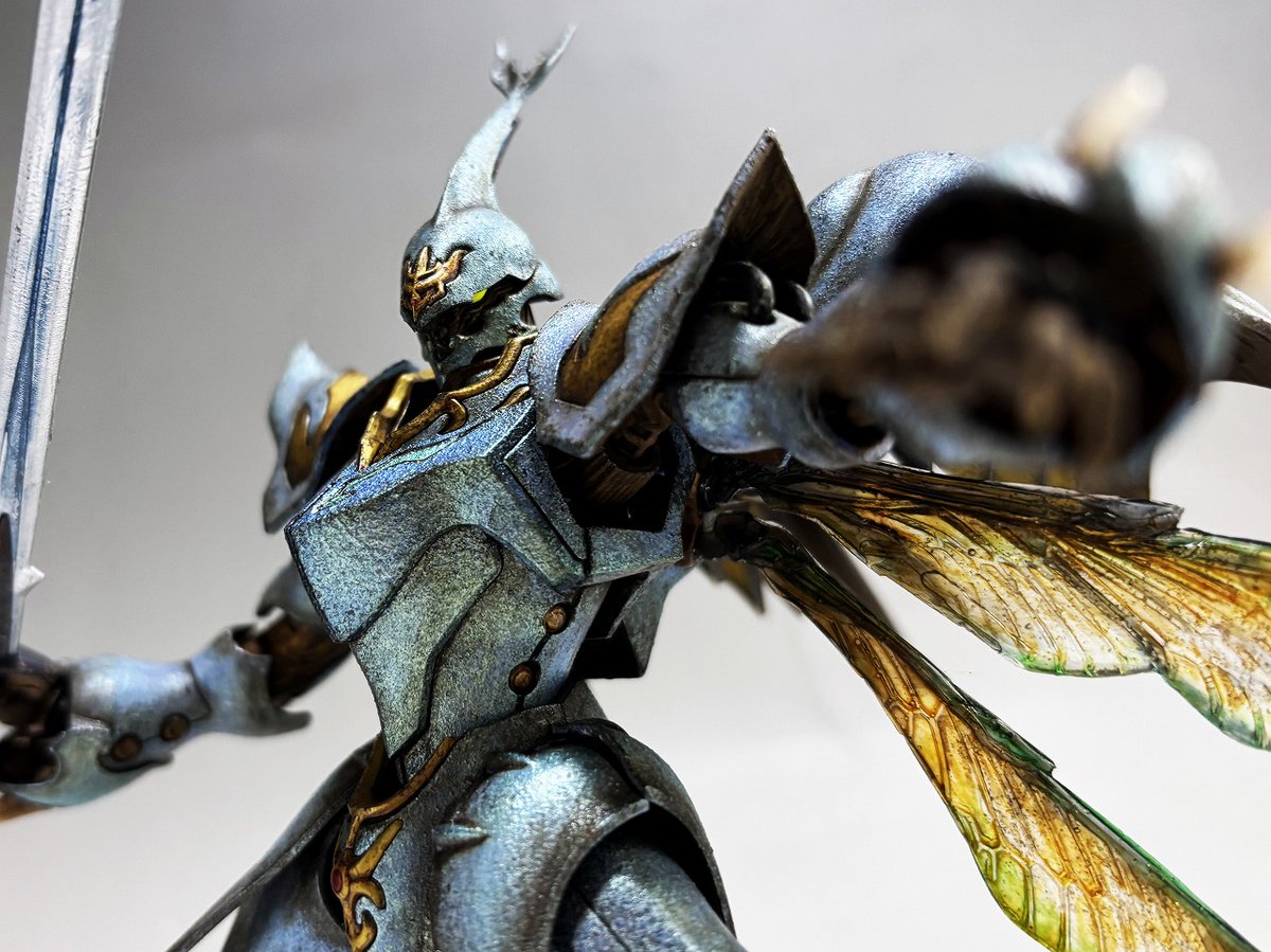 HGサーバイン完成♪

内部や裏側も全てアクリルガッシュで塗装

表面はスポンジポンポンVer.1.5による
立体塗装で生物的金属装甲を表現
仕上げに
お気楽汚しベースカラー 焼黒銀でエッジをポンポン

翅はお湯粘土でキットを型取りし
クリアパーツ化し甲虫の翅っぽく♪
x.com/rider_joe1/sta…
↓続く