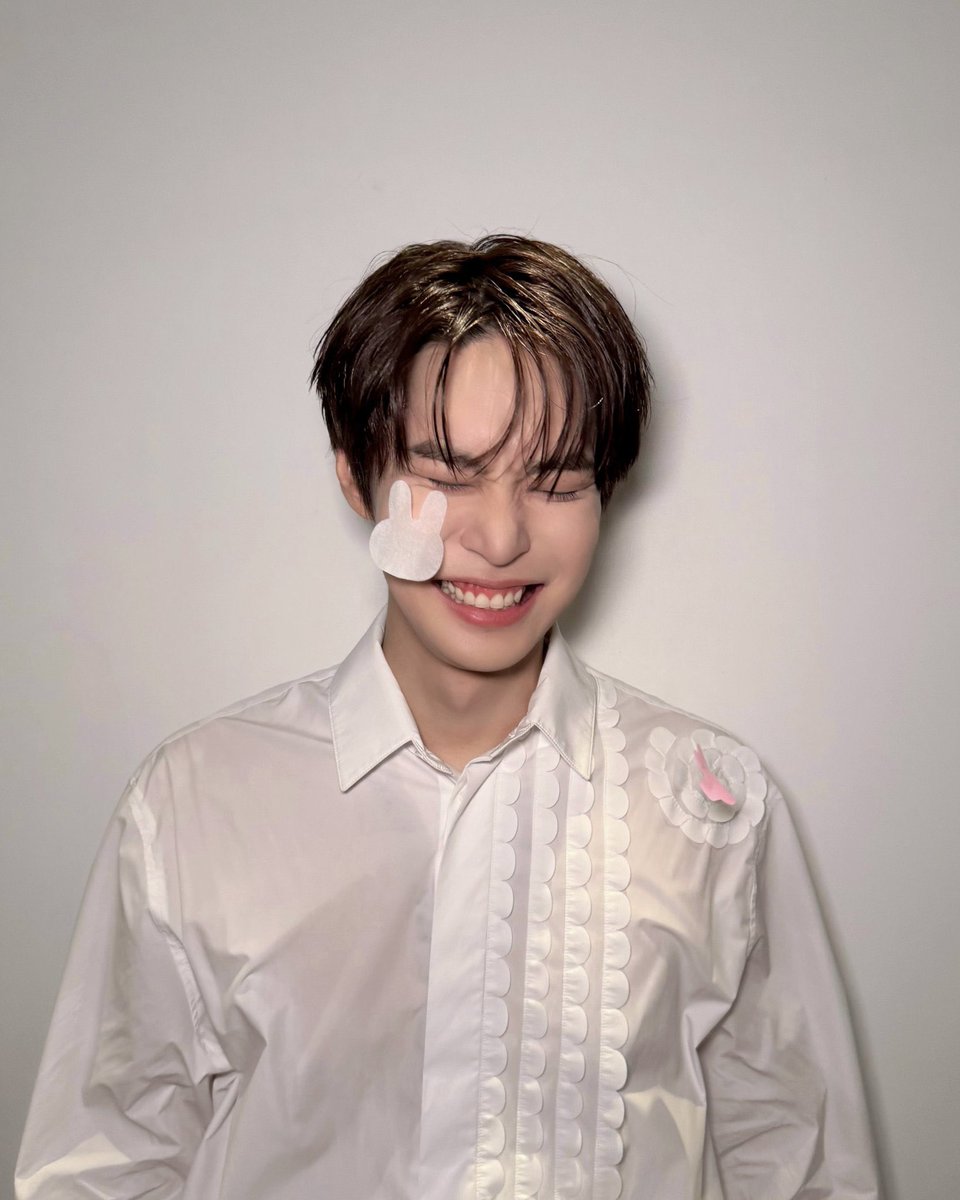 #2월의_맨처음첫장_도영이의_날 
#Doyoung30ToEternity

어쩌면 끝이 보이지 않는 꿈도
꿀 만한 가치가 있다는 걸 믿어보고 싶게 하는 사람
생일 축하해요 올해도🩵