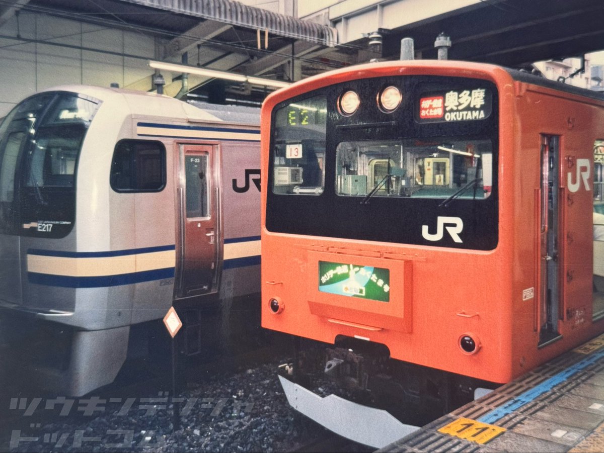 com_train_com's tweet photo. 行楽シーズンのみ千葉駅まで延長運転していた201系の「ホリデー快速」。

E217系の並びに加え、千葉駅で見る「奥多摩」の行先が新鮮でした。

#201系の日 https://t.co/wMk1wqOgwj