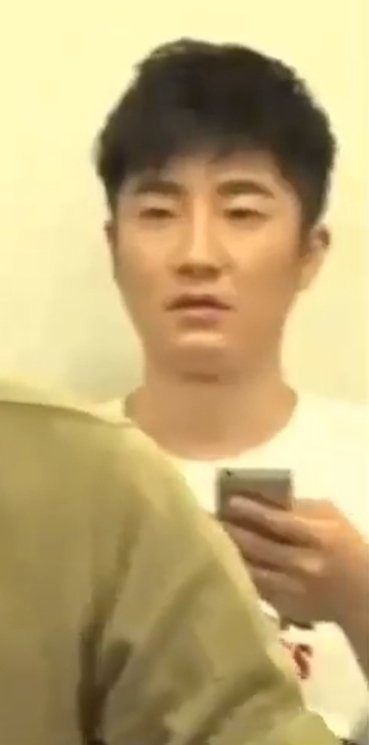 jiji1023_'s tweet image. 이때 뭔 상황이였냐면 yg패밀리 콘서트 때 혜정님이 못 오시면 하루는 혼자 있어야 되는 상황이였는데 하루가 그럼 아빠 나랑 무대 위에서 같이 노래하자 이래서 블로 어쩔줄 몰라 하고 있을때 쓰라는 신경 안 쓰고 폰보고 김정식은 한번 쳐다보고 마찬가지로 핸드폰함 ㅋㅋ