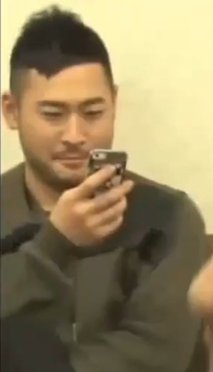 jiji1023_'s tweet image. 이때 뭔 상황이였냐면 yg패밀리 콘서트 때 혜정님이 못 오시면 하루는 혼자 있어야 되는 상황이였는데 하루가 그럼 아빠 나랑 무대 위에서 같이 노래하자 이래서 블로 어쩔줄 몰라 하고 있을때 쓰라는 신경 안 쓰고 폰보고 김정식은 한번 쳐다보고 마찬가지로 핸드폰함 ㅋㅋ