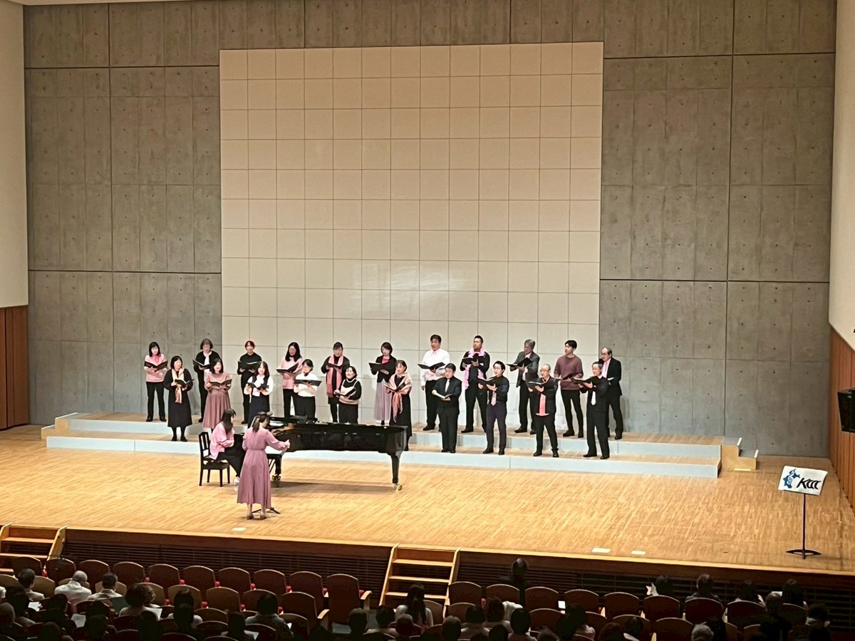 2002kccc's tweet photo. VIVO 合唱フェスタII ✨
ステージ写真⑧
【混声合唱団~結~】
指揮 土屋結乃
🎼ご出演ありがとうございました🎼
🥇聴衆投票1位を獲得🥇
「おかわりVIVO🍚」として、アンコール演奏も披露していただきました🏆👑おめでとうございます🥇
#かながわ合唱指揮者クラブ
#結混 #KCCC #合唱やろうぜ https://t.co/8pQOeVoYEx