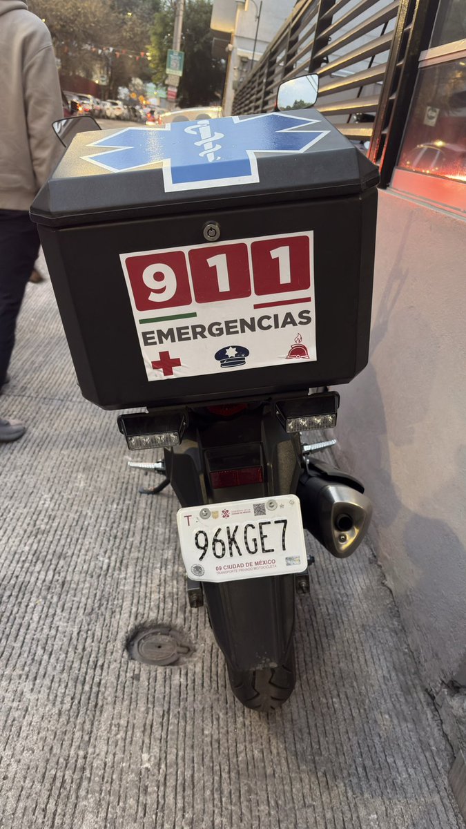 ralencaste's tweet photo. @SSaludCdMx @AzcapotzalcoMx @SSC_CDMX nos ayudan a retirar esta moto que está obstruyendo el acceso a condominio, está en la banqueta no creo que esté atendiendo una emergencia porque lleva más de 4 horas estacionada https://t.co/00cntNTtdw