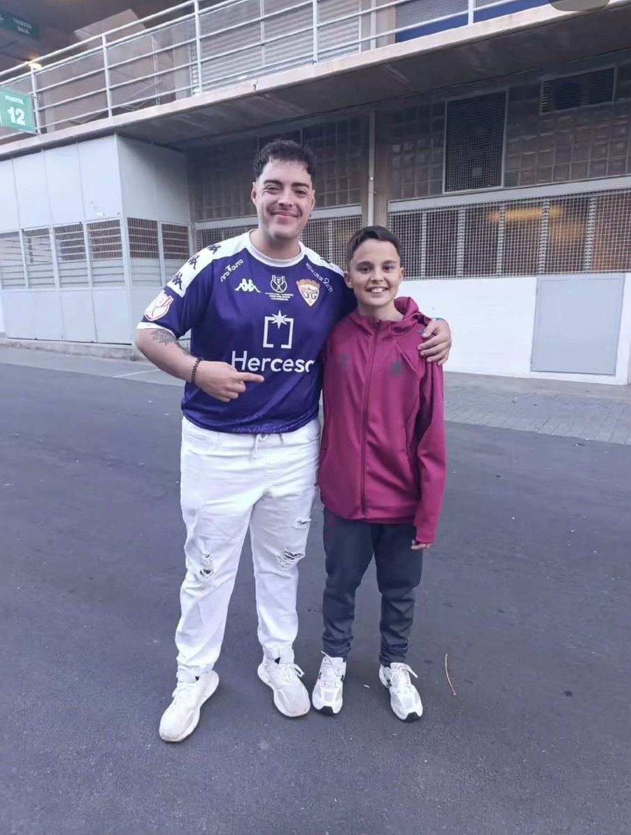 Gracias por acogernos de la manera que lo habéis echo, sin conocernos, de la mejor manera posible y con una sonrisa. TODOS habéis sido respetuosos y agradecidos en todo momento. Sois una afición de 10, os deseo lo mejor y gracias por el trato recibido💜
GUADALAJARA💜🤍🤝🏽💙🤍TETE