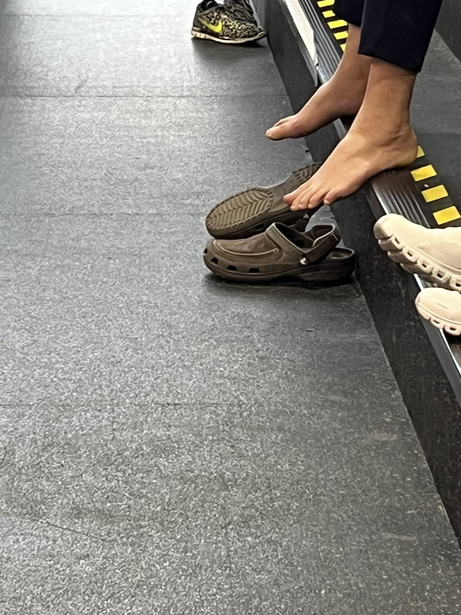 HowlingNip's tweet image. Foreign guy with his dawgs out at the function, shoulda wore my ICE hat