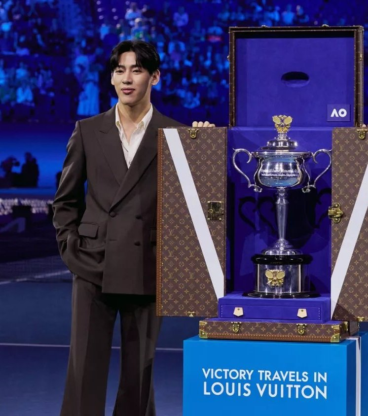 spinorbinmusic's tweet photo. BamBam delivers flawless style while presenting the Daphne Akhurst Memorial Cup at the 2026 Australian Open ✨🏆
A historic moment as the first Asian artist to ever take on this honor 💫🔥
#BamBam #AustralianOpen #HistoryMaking #DaphneAkhurstMemorialCup #GlobalIcon https://t.co/MdtLCDm7dI