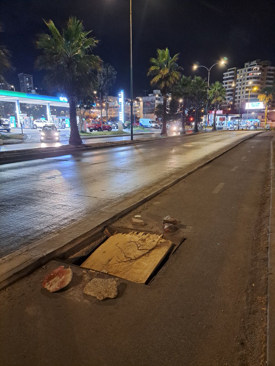 ciclovía sector sur del balneario #Antofagasta con escasa iluminación peatonal y una improvisada tapa de alcantarillado, ideal para un latente accidente

<a href="/AntofagastaMuni/">Municipalidad de Antofagasta</a> 
<a href="/SachaRazmilic/">Sacha Razmilic</a> 
<a href="/MinvuAntofa/">Minvu Antofagasta</a> 
<a href="/serviuantofagas/">Serviu Región de Antofagasta</a>